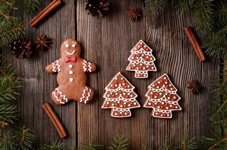 Merry Christmas! - gingerbread, cinnamon, wood, brown, tree, christmas, cookie, craciun, figurine, card