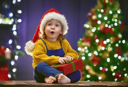 Wow! - hat, girl, copil, child, tree, christmas, santa, craciun, lights, gift