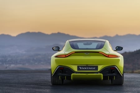 Aston Martin Vantage 2018 - astonmartin, lime, vantage, aston