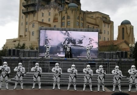 troopers - star wars, france, disney, architecture, parks