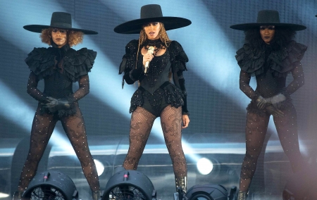 Cowgirls On Stage . . - beyonce, women, style, female, stage, music, cowgirls, hats, boots, western, brunettes, blondes