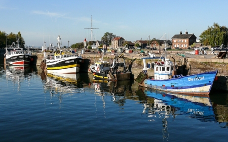 Fishing Ships in France - fishing, france, water, ships, harbor