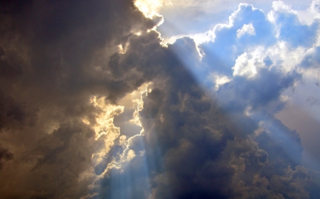 Sunbeams trough Clouds