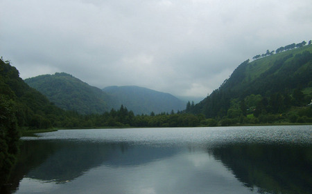 CALM LAKE IN IRELAND - calm, lake, hills, mountain