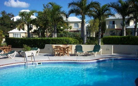 Resort in Bermuda - relax, palms, resort, pool