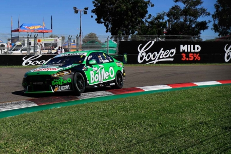 townsville 400 - townsville, car, grass, ford, race, falcon