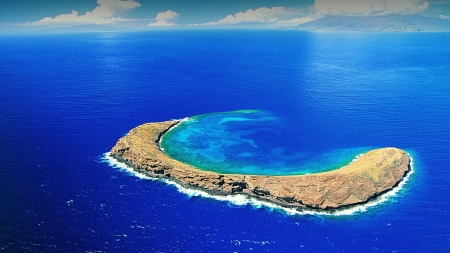 Molokini Crater - clouds, Hawaii, Molokini, USA, crater, island, ocean, Maui