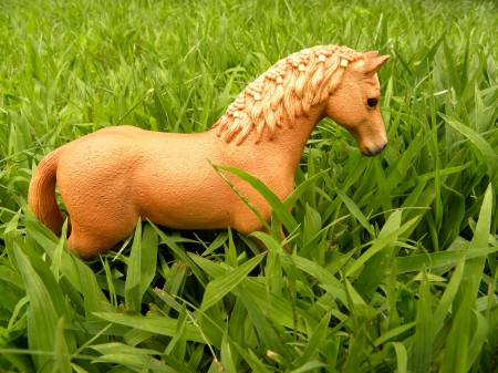 Quater Horse Figurine - horses, summer, figurine, quater horse, photography, grass