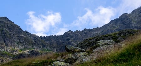 Custura Saratii-Muntii Fagaras - piatra, cer, soare, nori