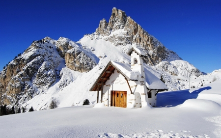 Mountain hut in winter - house, cabin, beautiful, cold, snow, hut, mountain