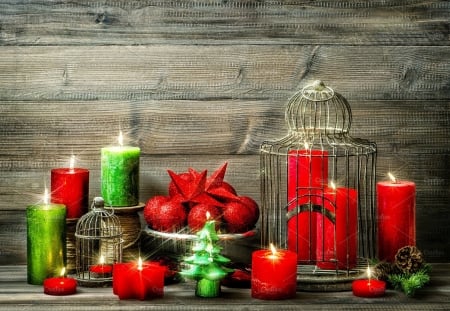 RED AN GREEN CHRISTMAS CANDLES