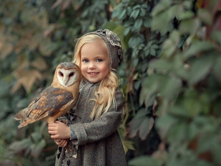 Little Girl - photograph, child, bird, smile, owl, girl