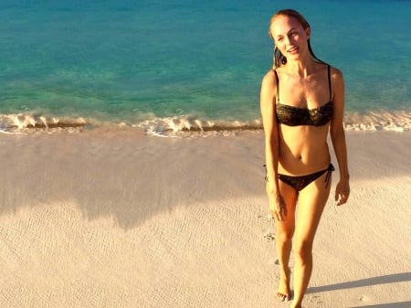 Heather Graham - ocean, actress, graham, sexy, 2018, wallpaper, heather graham, model, legs, heather, bikini, beautiful, sand