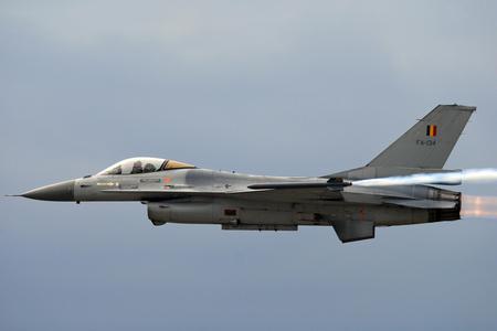 Hires F-16 Fighting Falcon Afterburn - ocean, sky, jet, air, prop, mach, runway, f-117, contrail, cloud, eagle, afterburn, float