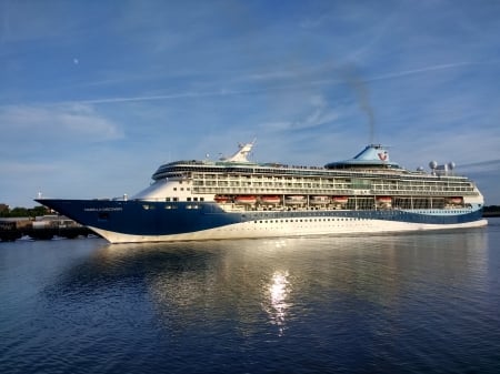 The Marella Discovery leaving the River Tyne