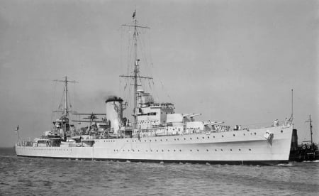 WORLD OF WARSHIPS HMNZS ACHILLES AND HMS AJAX LIGHT CRUISERS - 9740 tons, 6 boilers, 680 in war, 550 crew in peace, 4 turbines, 555 ft, 32 kts