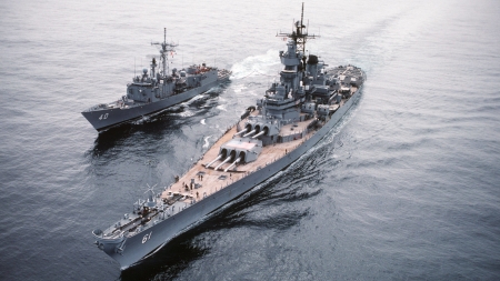 Battleship USS Iowa BB-61 & FFG 40 USS Halyburton, Frigate of the Oliver Hazard Perry class