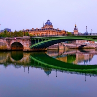 Beautiful bridge reflectoin in paris