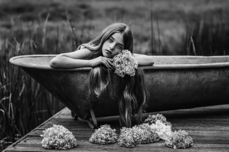 â™¥ - girl, child, copil, bw, black, white, bath, paulina stalij duczman, flower