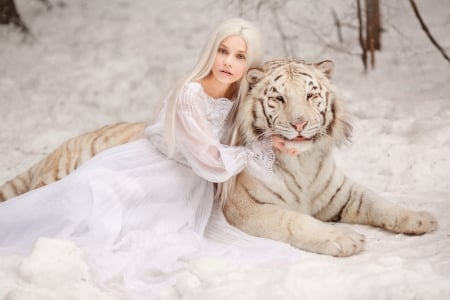 Beauty and the beast - winter, girl, tiger, frumusete, beauty and the beast, white, woman, model, iarna, tigru