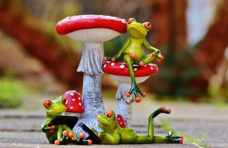 :) - mushroom, funny, green, red, figurine, broasca, frog