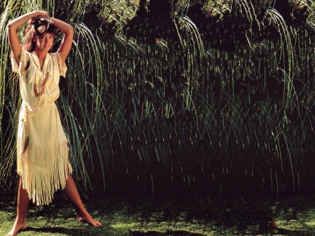 Phoebe Cates - model, wallpaper, Phoebe, beautiful, actress, dress, 2019, outdoors, Phoebe Cates, Cates, young, feet, legs