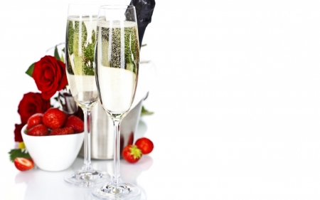 Brinde a dois - champanhe, morangos, rosas, casal