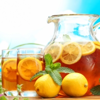 Ice tea with lemons