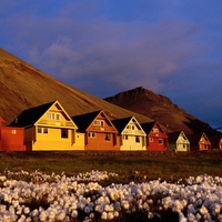 ROW OF COLOFUL HOUSES