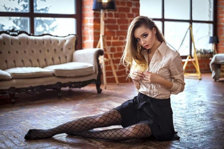 Comments on BLONDE MODEL IN FISH NET STOCKINGS - Models Female