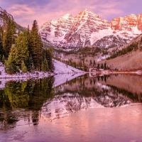 Maroon bells and Maroon lake at sunrise