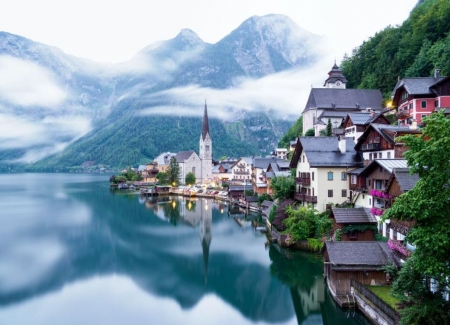 Amazing views of the townhouse - zold fak, egbolt, Ausztria, epiteszet, hazak, falu, hegyek, varos, Hallstatt, tukrozodes, templom