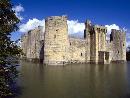 Bodiam Castle and Moat - moats, builds, england, photography, architecture, castles