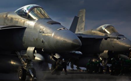 F18 HORNETS,Hooked up & Ready