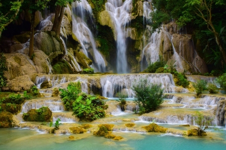 Kuang Si waterfall - Ban Long Laosz - fak, kuang si vizeses, laos, novenyzet, sziklak, termeszet, zold levelek