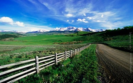 rumbo a las montañas - road, field, mountain