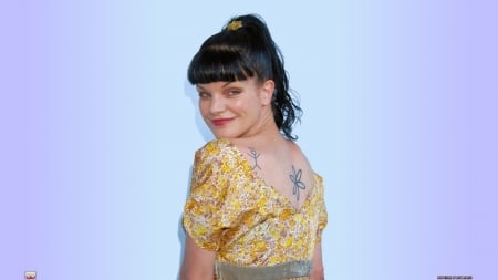 Pauley Perrette Appearence 2 - abby, appearence, celebrities, pauley perrette, actrice, people, wallpaper