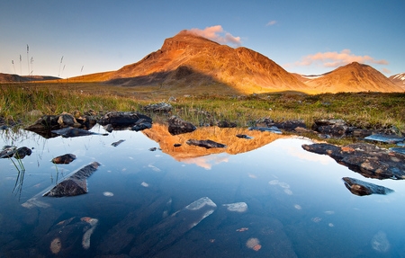 Gold Sunset Lake Mountain - horizon, sun, sunset, lakes, reflections, amazing, cool, reflected, frozen, earth, islands, nature, beautiful, rest, sunrise, sea, nice, beauty, sky, water, wonderful, rocks, oceans, calm, fabulous, orange, rivers, icy, ice, seascape, gold, tranquility, coasts, blue, awesome