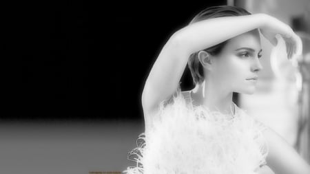 Emma Watson Belle - celebrities, belle, actrice, people, black and white, emma watson, wallpaper