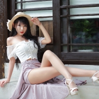 Vicky Showing her Sexy Legs