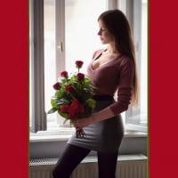 Ariadna Majewska with red roses