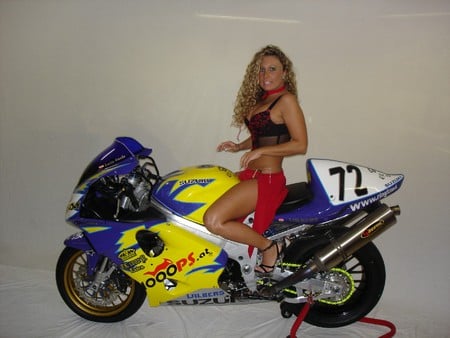 Model-Suzuki - bike, colors, babe, model