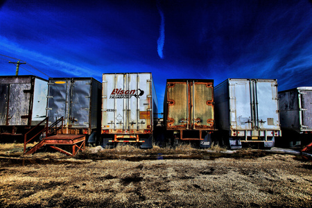 Bone Yard For Old Trailers............ - trucks, big rigs, 18wheelers