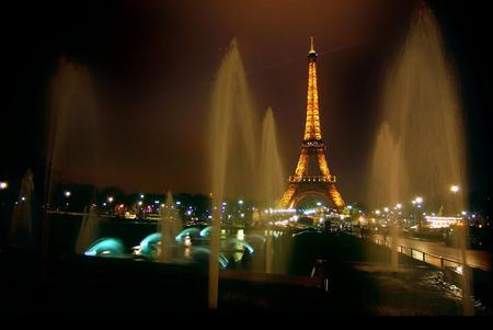 THE NIGHT IN PARIS - the city of love, so im told