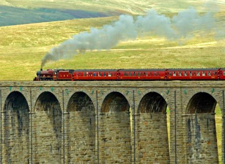 Train on Bridge - train, picture, on bridge, cool