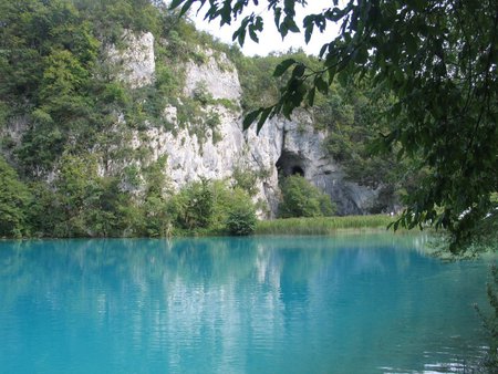 turquoise lake - rockey cliff, trees, small lake