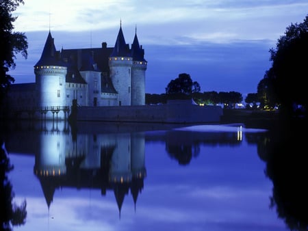 Blue Castle - scenery, rivers, scene, scenario, night, parks, nice, paysage, architecture, paisage, nature, amusement, lakes, aftyernoon, reflections, blue, amazing, landscape, medieval, mirror, houses, sky, castle, trees, water, beautiful, reflected, cool, black, ancient, awesome, lagoons, bridge