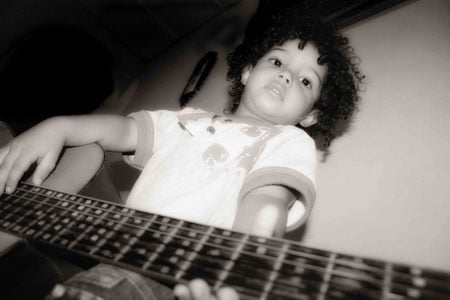 Gabriel niÃ±o talentoso - fotografia, guitara, nino, arte, black and white, amor, belleza, espontaneidad