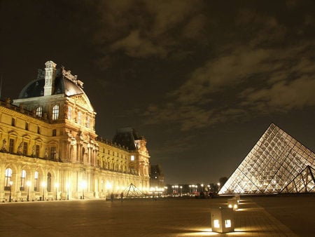 Louvre Aile Denon Pyramide de Nuit