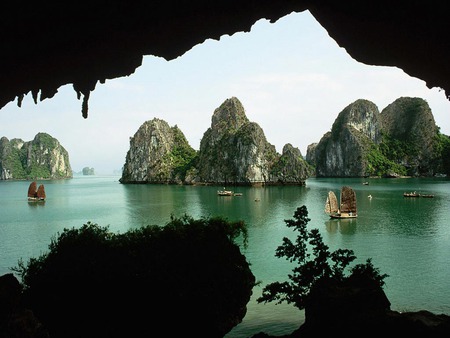 Bay window - boats, halong bay, formations, bay, junks, rocks